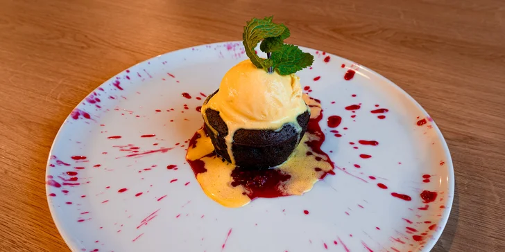 Degustační menu pro 2 osoby na okraji Pardubic: carpaccio, steaky, sorbet i dezert a káva