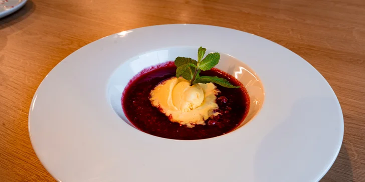 Degustační menu pro 2 osoby na okraji Pardubic: carpaccio, steaky, sorbet i dezert a káva