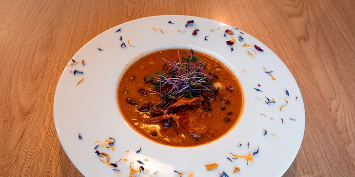 Degustační menu pro 2 osoby na okraji Pardubic: carpaccio, steaky, sorbet i dezert a káva