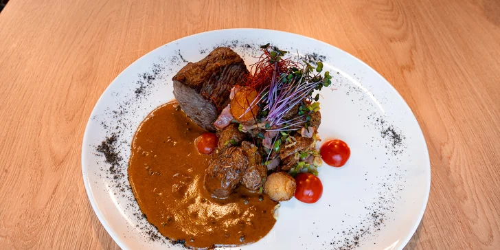 Degustační menu pro 2 osoby na okraji Pardubic: carpaccio, steaky, sorbet i dezert a káva