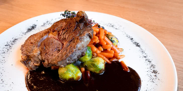 Degustační menu pro 2 osoby na okraji Pardubic: carpaccio, steaky, sorbet i dezert a káva