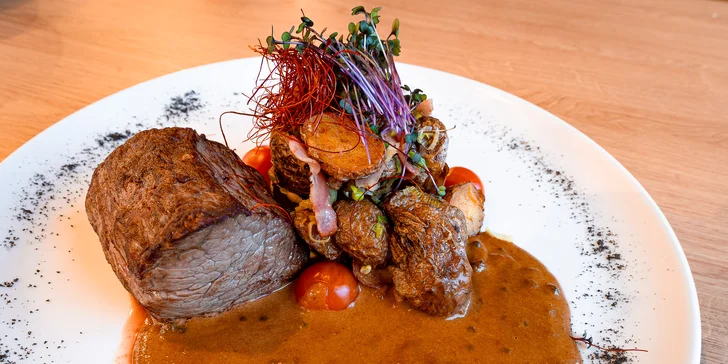 Degustační menu pro 2 osoby na okraji Pardubic: carpaccio, steaky, sorbet i dezert a káva