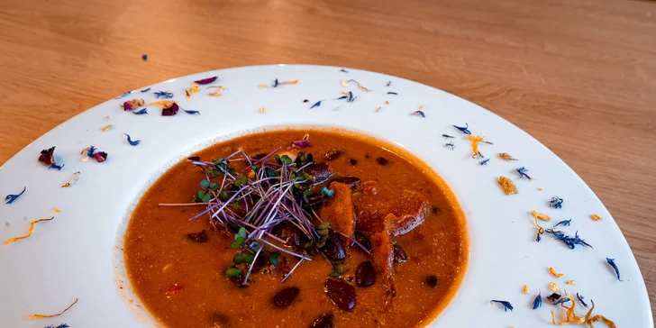 Degustační menu pro 2 osoby na okraji Pardubic: carpaccio, steaky, sorbet i dezert a káva