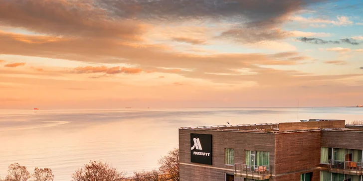 Luxusní hotel sítě Marriott v Sopotech: snídaně či polopenze, wellness, výhled na moře