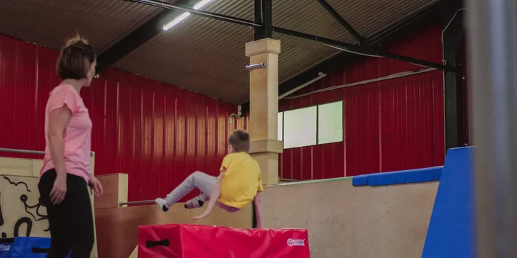 Celodenní trénink a zábava v parkourové hale pro 1 osobu nebo sobotní trénink pro rodiče a děti
