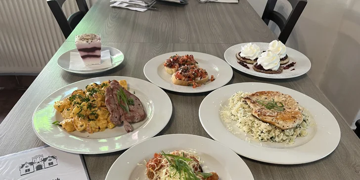 Tříchodové menu v u zámeckého parku: tagliatelle, kuřecí prsa i lívance a nápoj