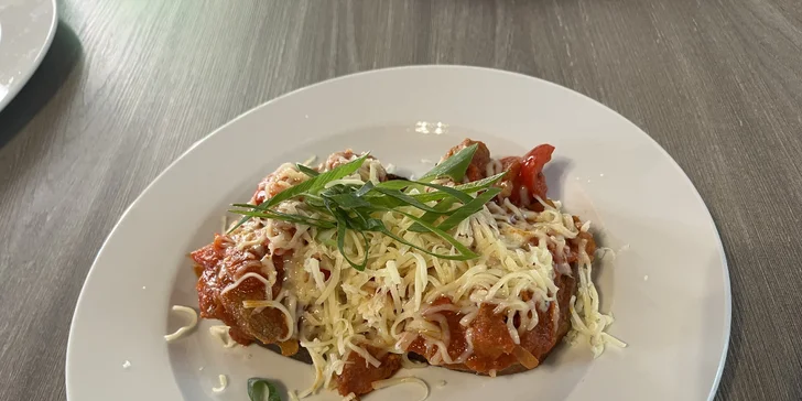 Tříchodové menu v u zámeckého parku: tagliatelle, kuřecí prsa i lívance a nápoj