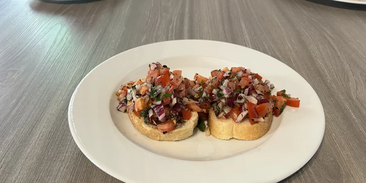 Tříchodové menu v u zámeckého parku: tagliatelle, kuřecí prsa i lívance a nápoj