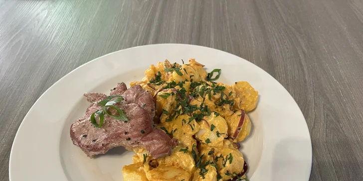 Tříchodové menu v u zámeckého parku: tagliatelle, kuřecí prsa i lívance a nápoj