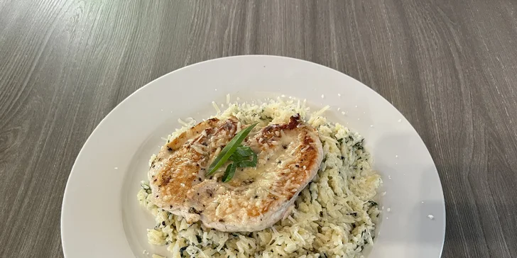 Tříchodové menu v u zámeckého parku: tagliatelle, kuřecí prsa i lívance a nápoj