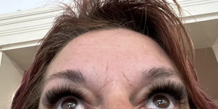 Okouzlující pohled: Lash lifting, řasa na řasu nebo volume řasy