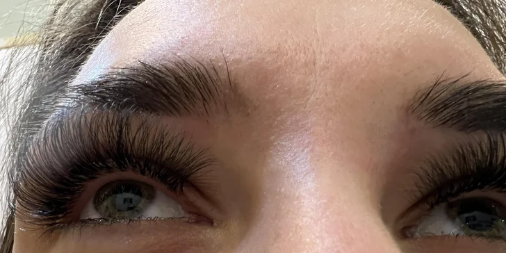 Okouzlující pohled: Lash lifting, řasa na řasu nebo volume řasy
