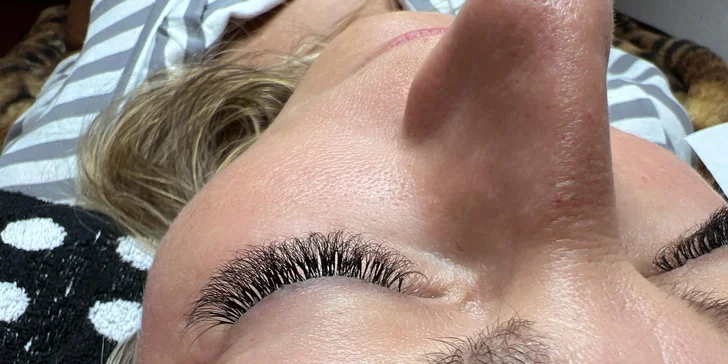 Okouzlující pohled: Lash lifting, řasa na řasu nebo volume řasy