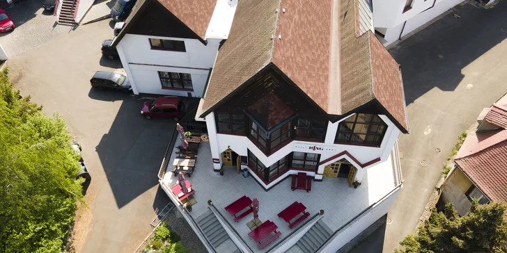 Hotel v Českém středohoří se snídaněmi či polopenzí a saunou