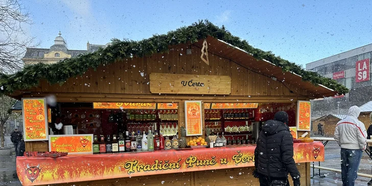 Horký punč pro 1 osobu na Masarykově náměstí s alkoholem dle výběru: Aperol, griotka nebo třeba slivovice