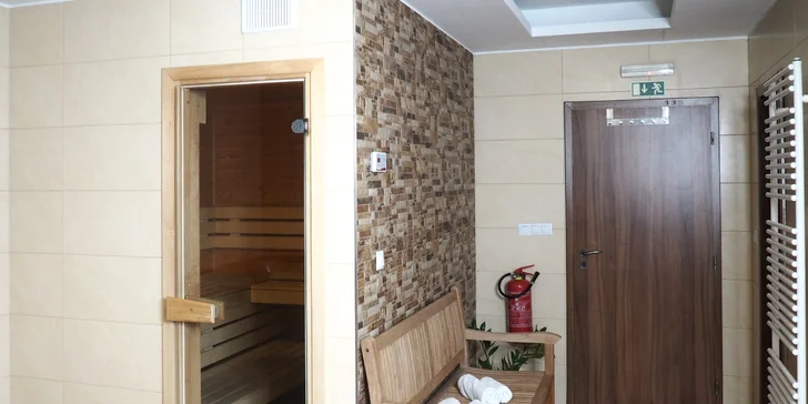 Romantický balíček: privátní vířivka a sauna, voucher na jídlo i degustace piv