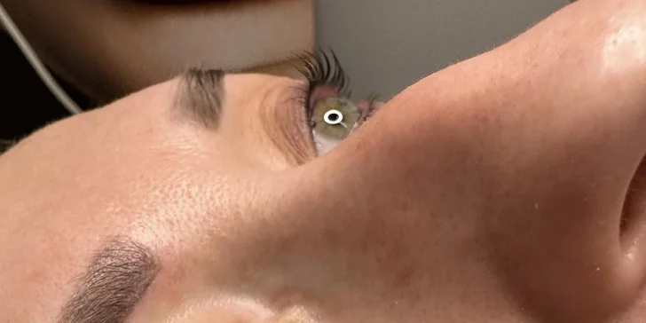 Okouzlující pohled: Lash lifting, řasa na řasu nebo volume řasy