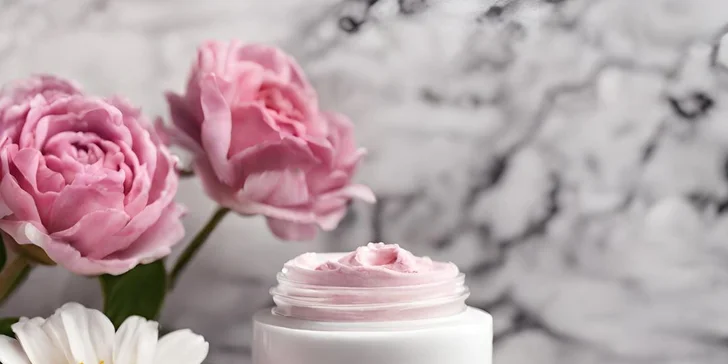 Mezoterapie obličeje, krku, dekoltu i hřbetu rukou: aplikace anti-aging sér pro tvorbu kolagenu