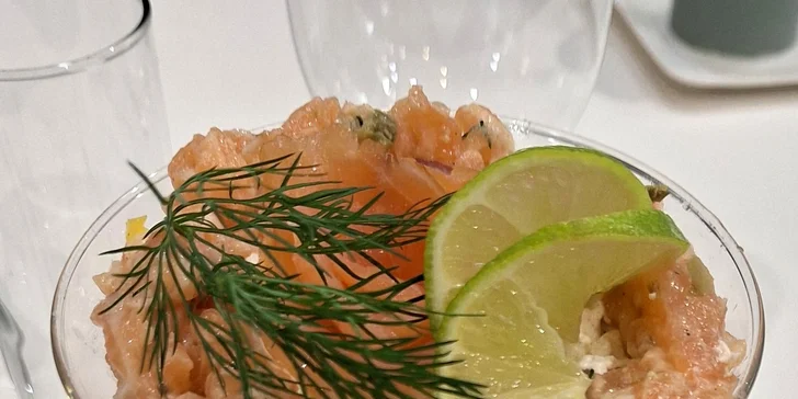 4chodové degustační menu pro dva včetně přípitku, kančí se šípkovou či telecí medailonky jako hlavní chod