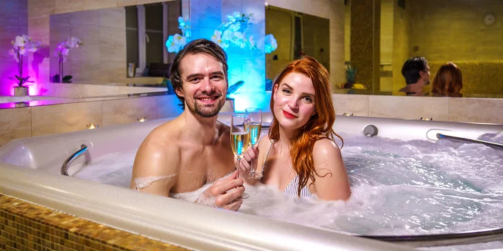 Párová relaxace v soukromí: 50 min. ve vířivce, limonáda i sleva do restaurace