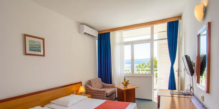 Plážový resort u Omiše: pobyt v hotelu s all inclusive light, v létě animace, first minute sleva