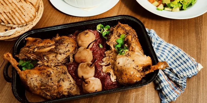 Hostina jak se patří: celá kachna s variací příloh až pro 4 osoby