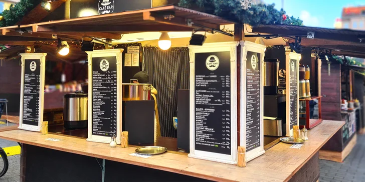 Horké drinky na vánočních trzích: s panákem slivovice, vodky, rumu i tatratea