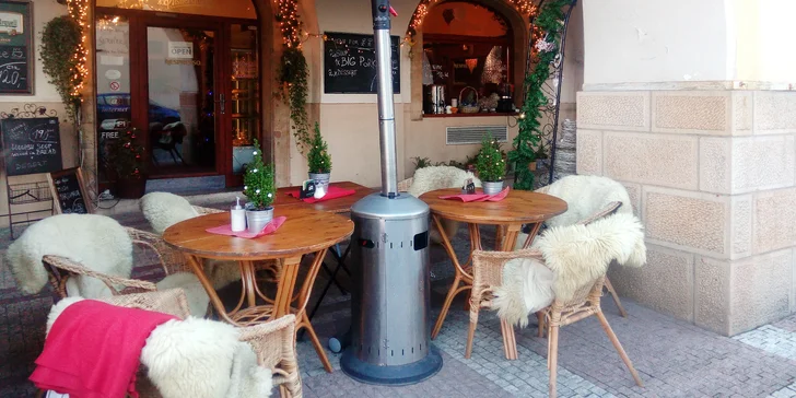 Česká klasika: 750–2000 Kč na cokoliv v restauraci U kanónu u Pražského hradu