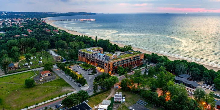 Luxusní hotel sítě Marriott v Sopotech: snídaně či polopenze, wellness, výhled na moře