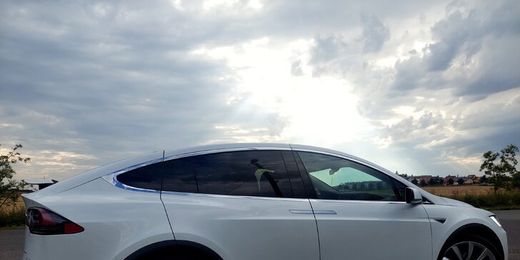 Moderní Tesla Model X P90D: 20 min. spolujízdy nebo až 1 hod. řízení