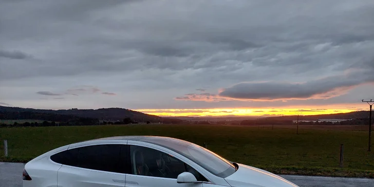Tesla Model X P90D: 20 min. spolujízdy nebo až 1 hod. řízení