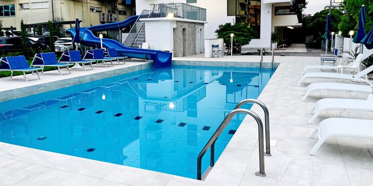Rodinná dovolená u italského Jadranu: hotel 50 metrů od pláže, plná penze a koupání v bazénu, dítě zdarma