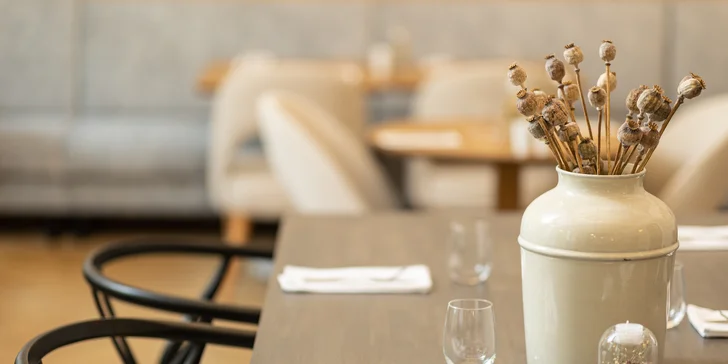 Tříchodové degustační obědové menu v Karlíně pro 2 osoby: kulajda, flank steak, burger i dezert s kávou a víno