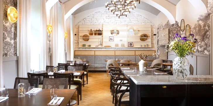 Tříchodové degustační obědové menu v Karlíně pro 2 osoby: kulajda, flank steak, burger i dezert s kávou a víno