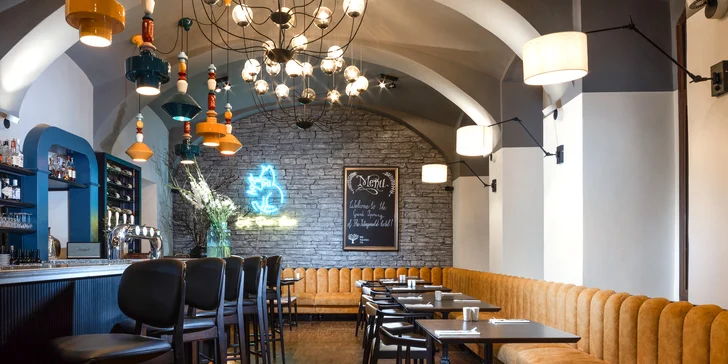 Tříchodové degustační obědové menu v Karlíně pro 2 osoby: kulajda, flank steak, burger i dezert s kávou a víno