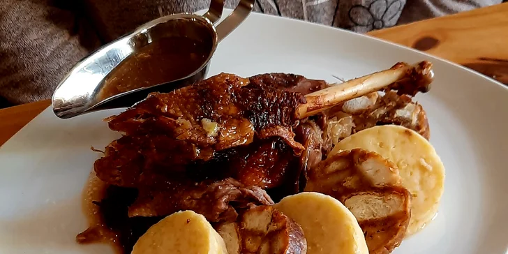 Otevřený voucher na jídlo i pití do restaurace Zlatá Štika: 250 a 500 Kč