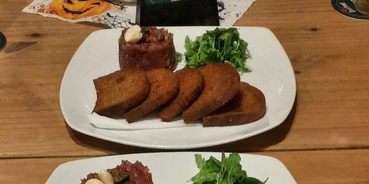 Otevřený voucher na jídlo i pití do restaurace Zlatá Štika: 250 a 500 Kč