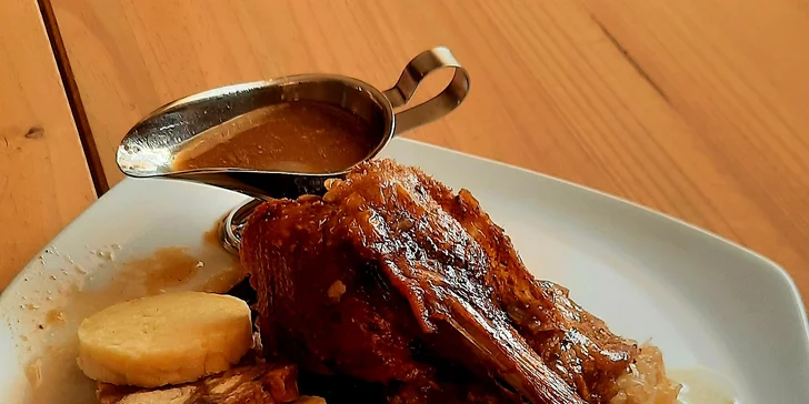 Otevřený voucher na jídlo i pití do restaurace Zlatá Štika: 250 a 500 Kč