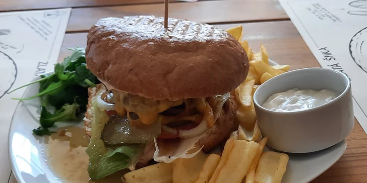 Otevřený voucher na jídlo i pití do restaurace Zlatá Štika: 250 a 500 Kč