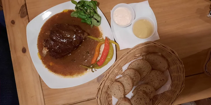 Otevřený voucher na jídlo i pití do restaurace Zlatá Štika: 250 a 500 Kč
