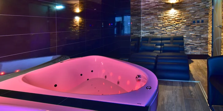 Privátní spa koupel s lahví španělského šumivého vína i se zábalem a masáží pro 2 osoby