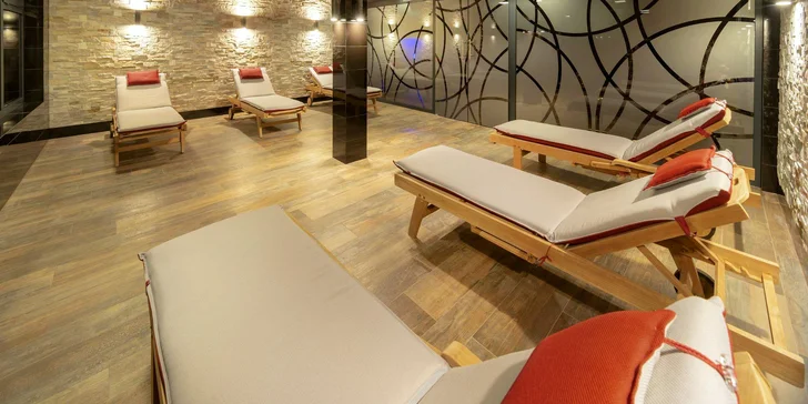 Privátní spa koupel s lahví španělského šumivého vína i se zábalem a masáží pro 2 osoby