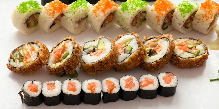 Pestrobarevné sushi sety s 35–66 ks: maki, nigiri i tempura s lososem