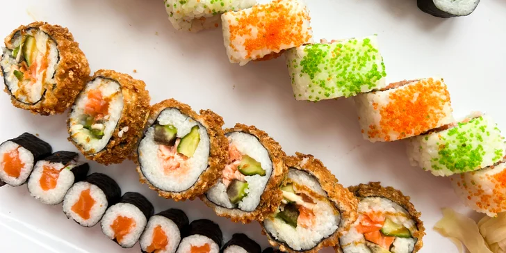 Pestrobarevné sushi sety s 35–66 ks: maki, nigiri i tempura s lososem