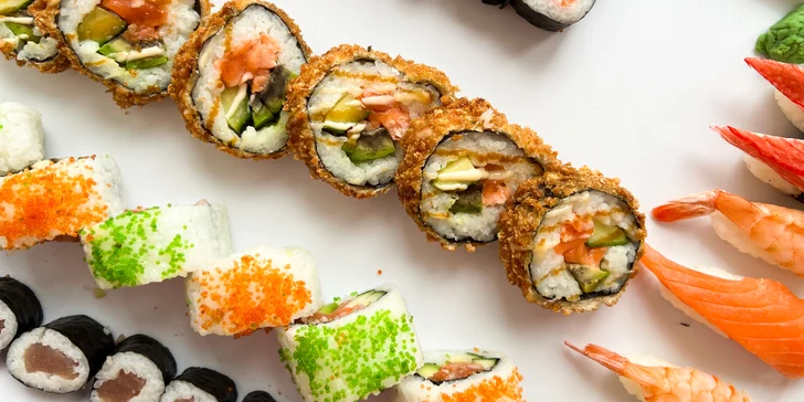 Pestrobarevné sushi sety s 35–66 ks: maki, nigiri i tempura s lososem