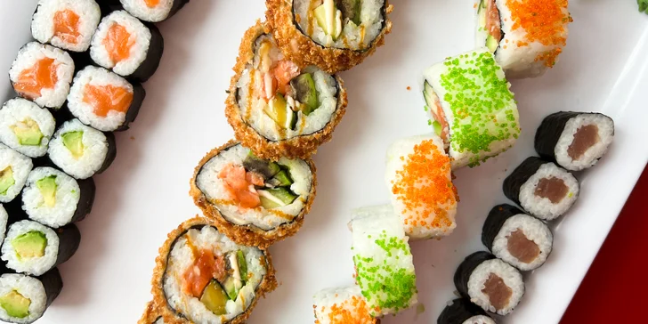 Pestrobarevné sushi sety s 35–66 ks: maki, nigiri i tempura s lososem