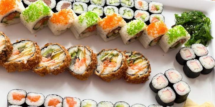 Pestrobarevné sushi sety s 35–66 ks: maki, nigiri i tempura s lososem