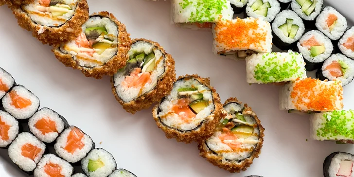 Pestrobarevné sushi sety s 35–66 ks: maki, nigiri i tempura s lososem