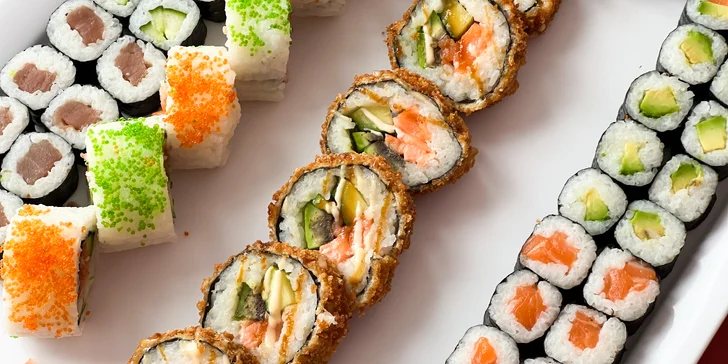 Pestrobarevné sushi sety s 35–66 ks: maki, nigiri i tempura s lososem