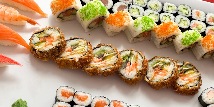 Pestrobarevné sushi sety s 35–66 ks: maki, nigiri i tempura s lososem